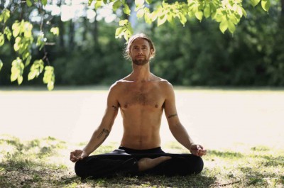 Yogi Guy Powiecki in easy pose