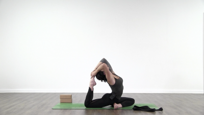 screenshot from online yoga class with yoga teacher Lauren Matters at Yogateket yoga studio in Uppsala Sweden